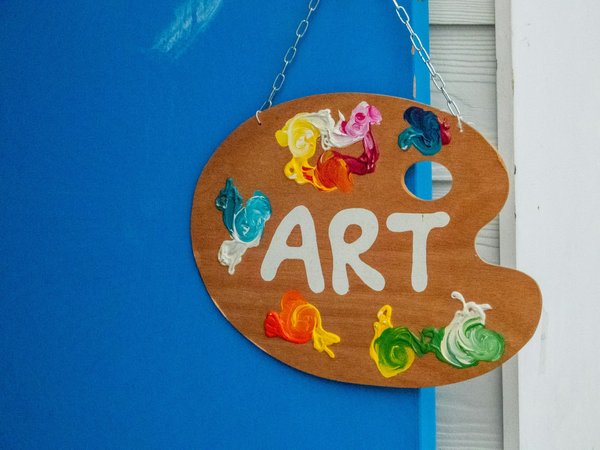 How to Choose the Right Color Palette for a Small Room to Make it Appear Larger?